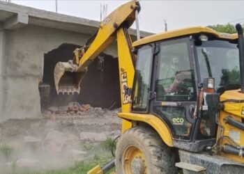 गोलबजार नगरपालिका–९ वन क्षेत्र अतिक्रमण गरी बनाइएको भवन डोजर चल्यो