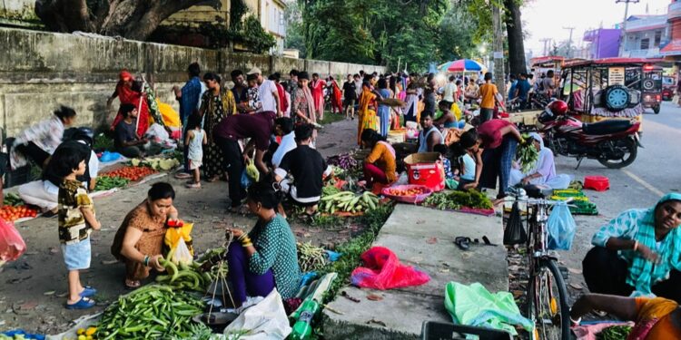 बन्दैछ विराटनगर–२ को सोमबारे हाट, हट्ला त सडकको ‘हटिया ढाट’