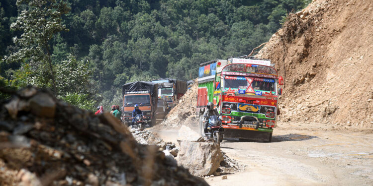 त्रिभुवन राजपथ र कान्ति राजमार्गमा दुईतर्फी यातायात सञ्चालन