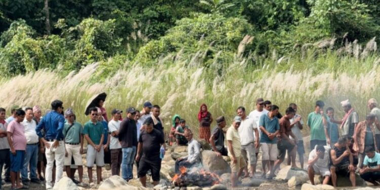 भोटेकोशी बाढीमा बेपत्ता तीन पाल्पालीको कुशको शव बनाएर अन्तिम संस्कार