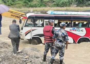 काभ्रेको रोशीमा खोला तर्ने क्रममा बस बीचमै रोकियो, यात्रु सुरक्षित