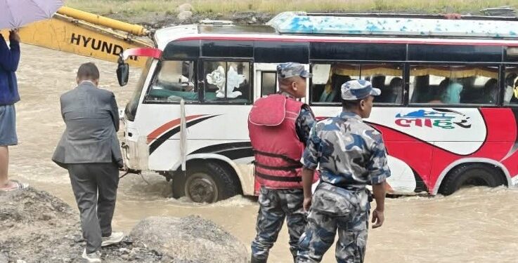 काभ्रेको रोशीमा खोला तर्ने क्रममा बस बीचमै रोकियो, यात्रु सुरक्षित