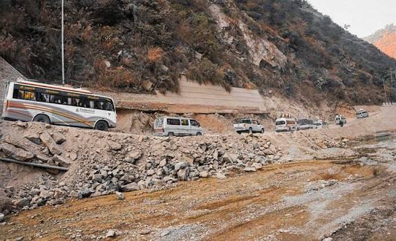 पहिरो र बाढीले अवरुद्ध बीपी राजमार्ग सञ्चालनमा