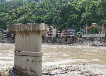 पुल बगेपछि धादिङका विद्यार्थी, बिरामी र यात्रुलाई सास्ती
