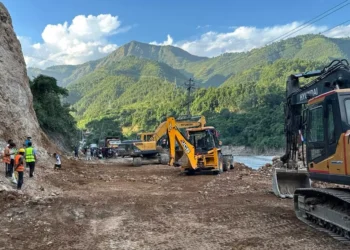 धादिङको शीतलबजारमा चट्टान फुटाएर पृथ्वी राजमार्ग दुईतर्फी सञ्चालनमा