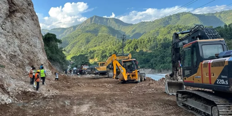 धादिङको शीतलबजारमा चट्टान फुटाएर पृथ्वी राजमार्ग दुईतर्फी सञ्चालनमा