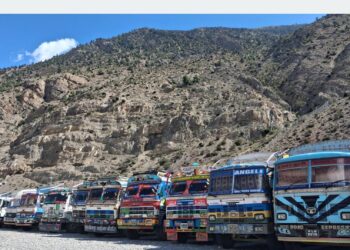 मुस्ताङमा पाँच सय कन्टेनर सडकमै रोकिए, दसैँका सामान ढुवानी प्रभावित