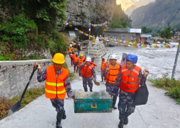 चामेमा बाढीले डुबानमा परेका घरका सामान सुरक्षित स्थानमा सारिँदै