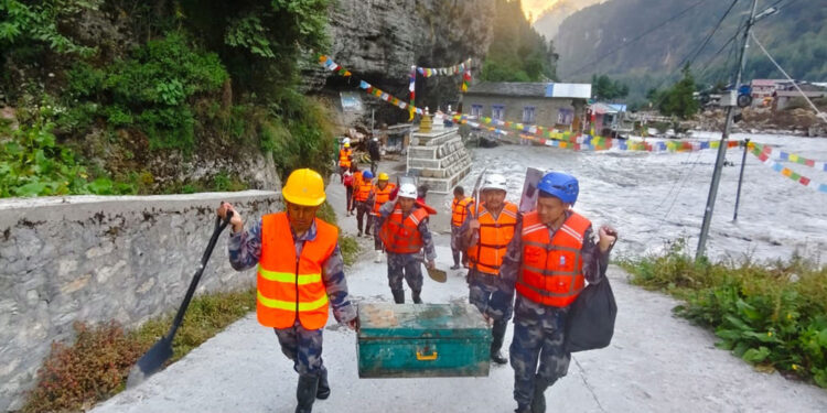 चामेमा बाढीले डुबानमा परेका घरका सामान सुरक्षित स्थानमा सारिँदै