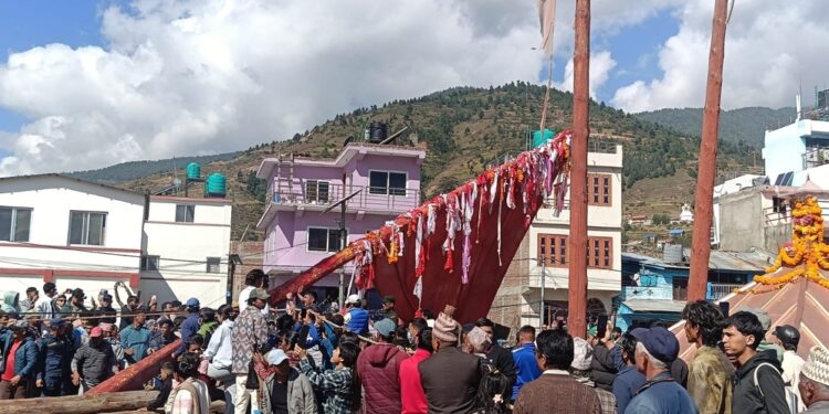 घटस्थापनामा चन्दननाथ र भैरवनाथ मन्दिरमा ५२ र ४८ हाते लिंगो ठड्याइयो