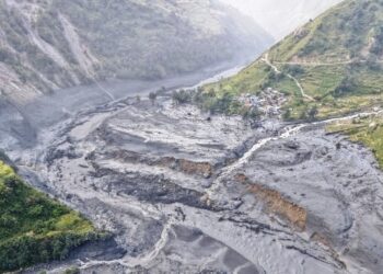 बूढीगण्डकीको कटानले जगत र सल्लेरी गाउँको आवतजावत ठप्प, पर्यटकसमेत अलपत्र