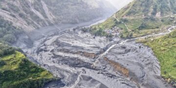 बूढीगण्डकीको कटानले जगत र सल्लेरी गाउँको आवतजावत ठप्प, पर्यटकसमेत अलपत्र