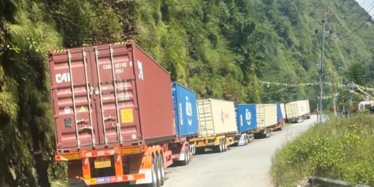 डेढ महिनादेखि तातोपानी नाका बन्द, सीमामा सयौँ कन्टेनर रोकिए